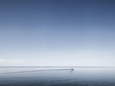 平静的蓝色海洋
